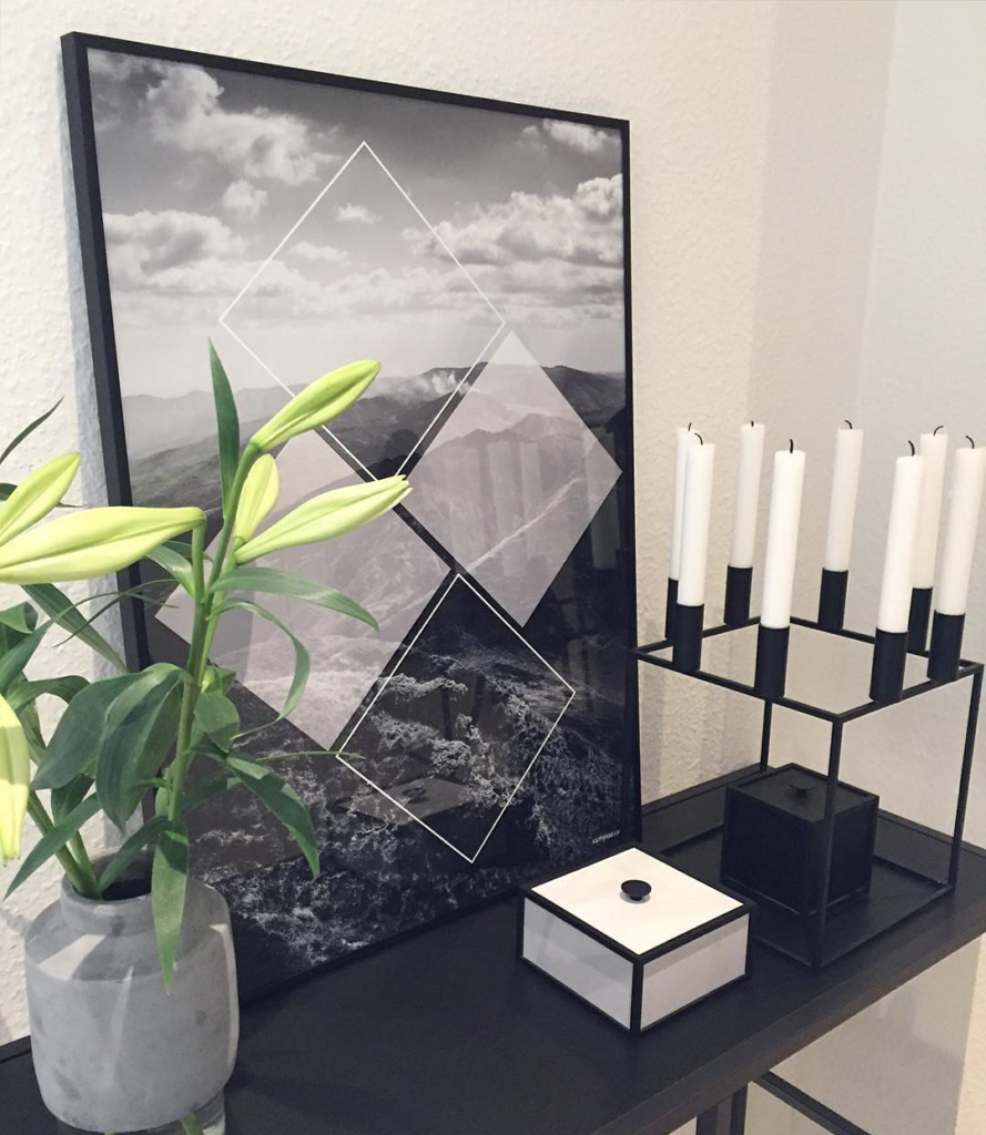 Mountain Square på reol med kubus lysestage og grå vase