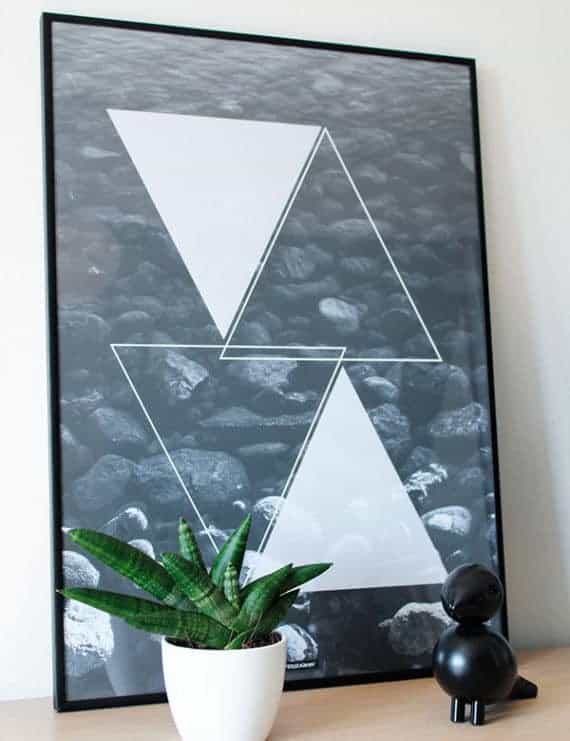 Water Triangle | Plakat | Sort hvid billede med vandkant og trekanter