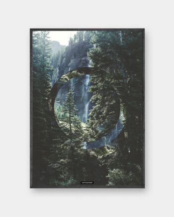 Serenity plakat - Grøn natur billede med skove og klipper i sort ramme