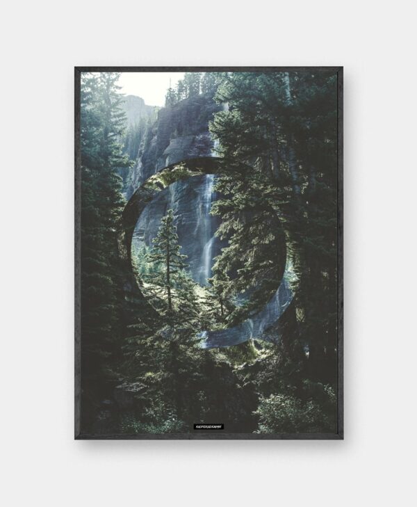 Serenity plakat - Grøn natur billede med skove og klipper i sort ramme