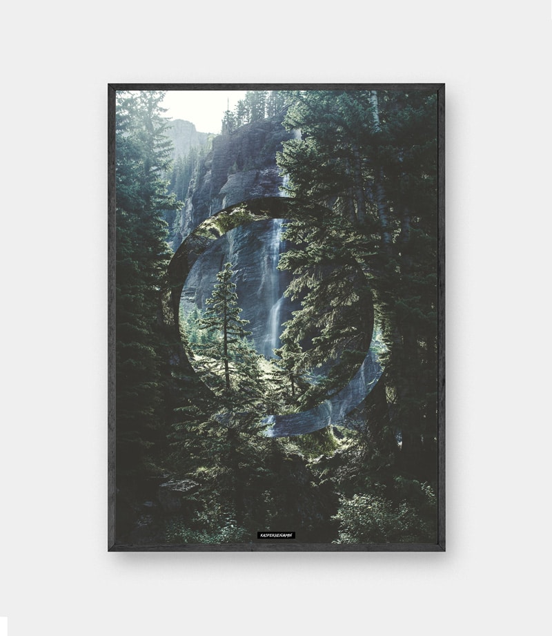 Serenity plakat - Grøn natur billede med skove og klipper i sort ramme