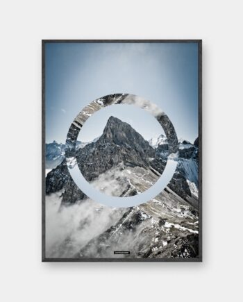 Sky high plakat - Natur billede med blå himmel og bjerge i sort ramme