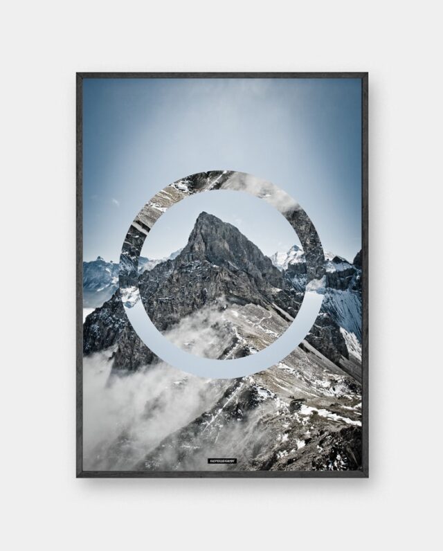 Sky high plakat - Natur billede med blå himmel og bjerge i sort ramme