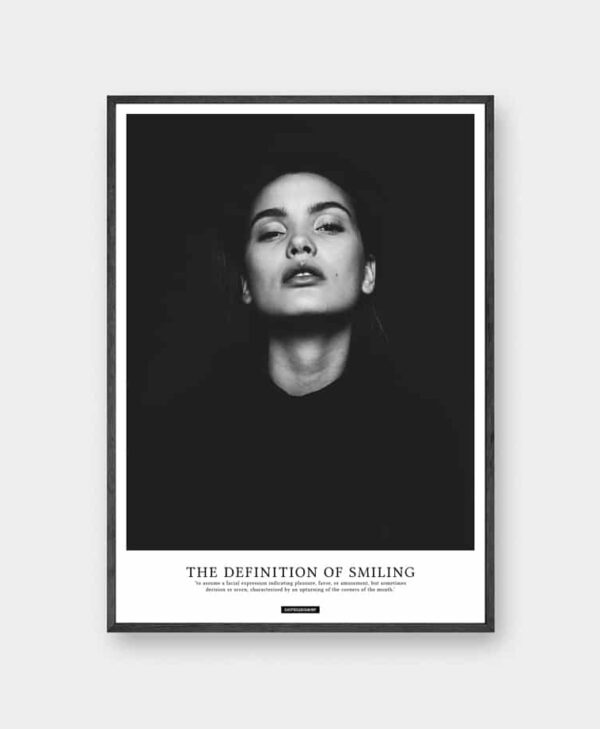 Smile plakat - sort hvid portræt billede af kvinde med defination tekst i sort ramme