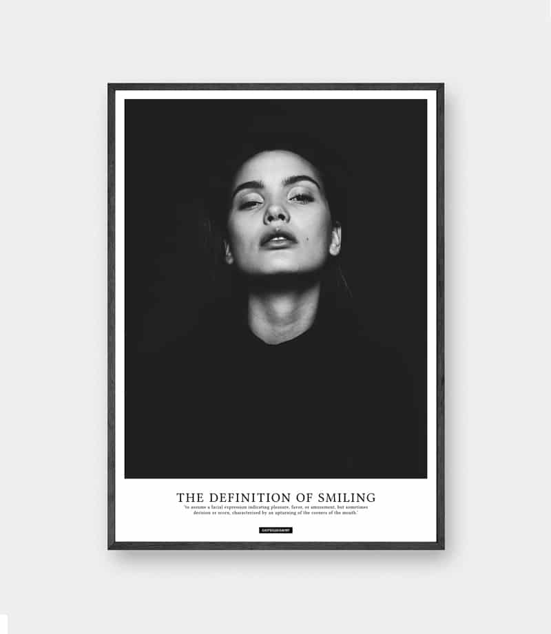 Smile plakat - sort hvid portræt billede af kvinde med defination tekst i sort ramme