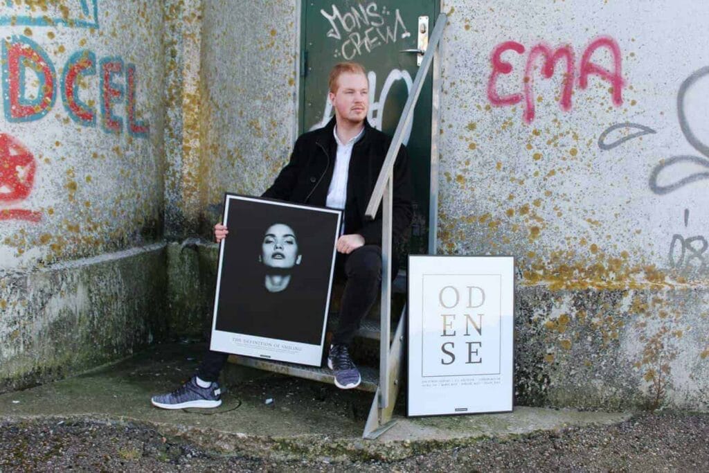 Kasper Benjamin Sørensen med plakater