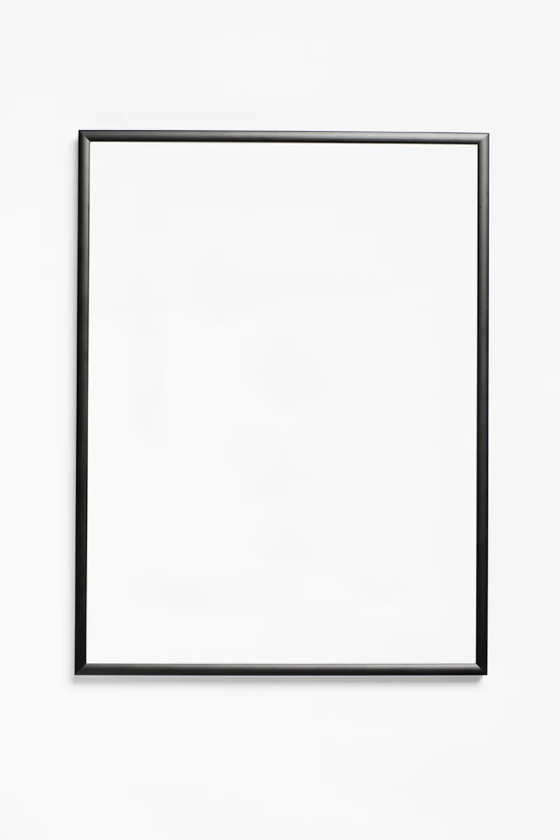 Sort aluminiumsramme med plakat i et hjem
