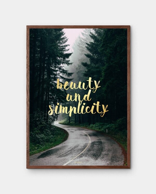 Simplicity plakat - Natur skov billede med gylden tekst i mørkebrun ramme
