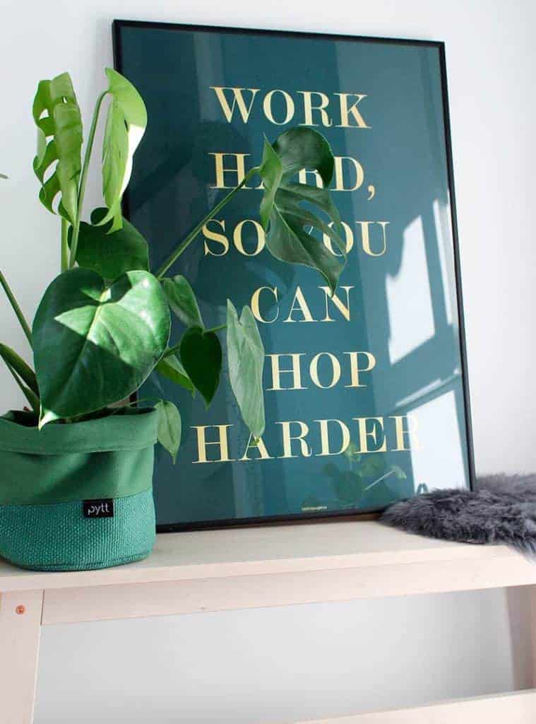 Humoristisk shopping plakat med tekst - Shop Harder plakat
