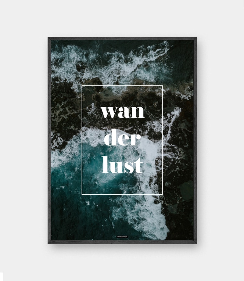 wanderlust plakat med rejse citat og hav baggrund