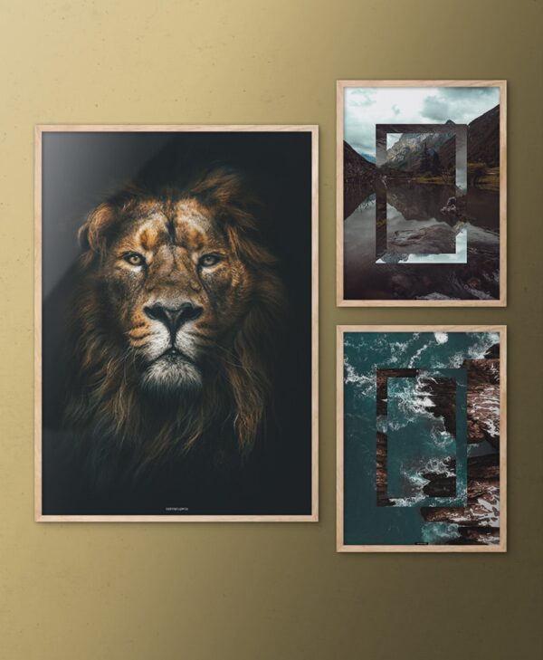 Billedvæg med løve og natur plakater på guldvæg i egetrærammer
