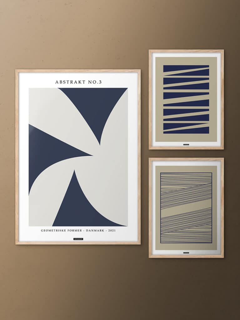 Blå former billedvæg med brun baggrund