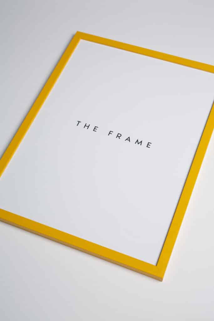 gul-egetraeramme-kasperbenjamin-1 Gul egetræramme i massiv træ i tynd profil fra danske KASPERBENJAMIN