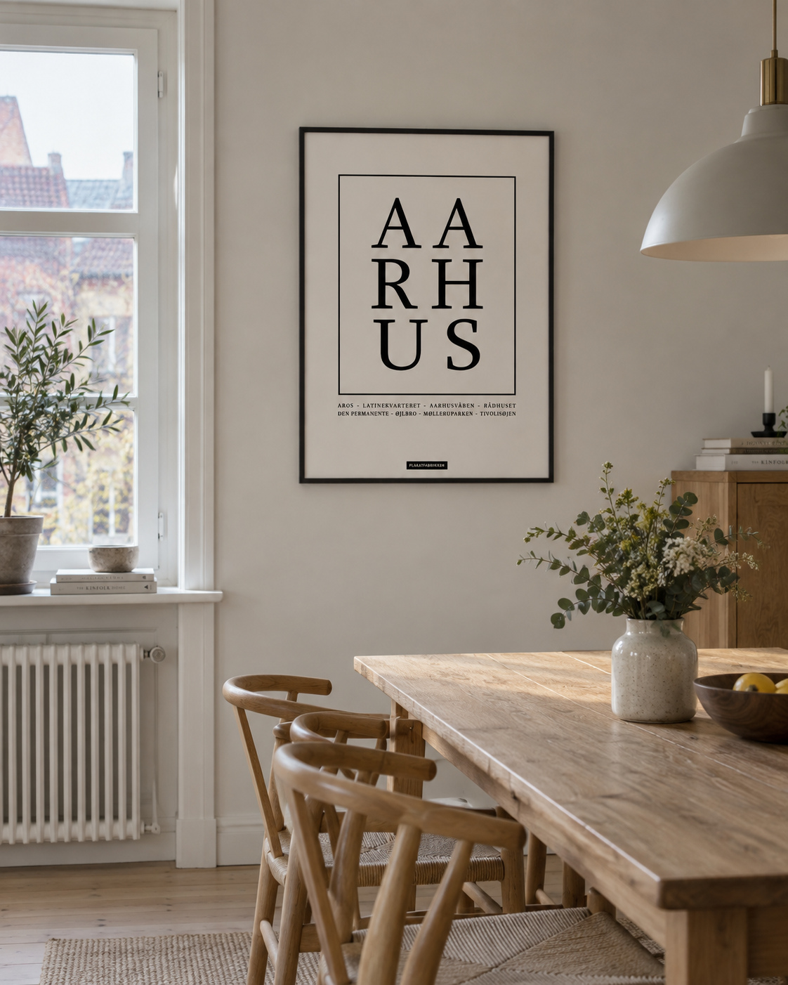 Aarhus plakat i sort aluminiumsramme i en lys dansk spisestue