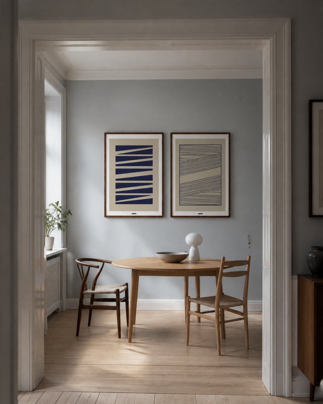 Miljøbillede med grafiske plakater i spisestuen