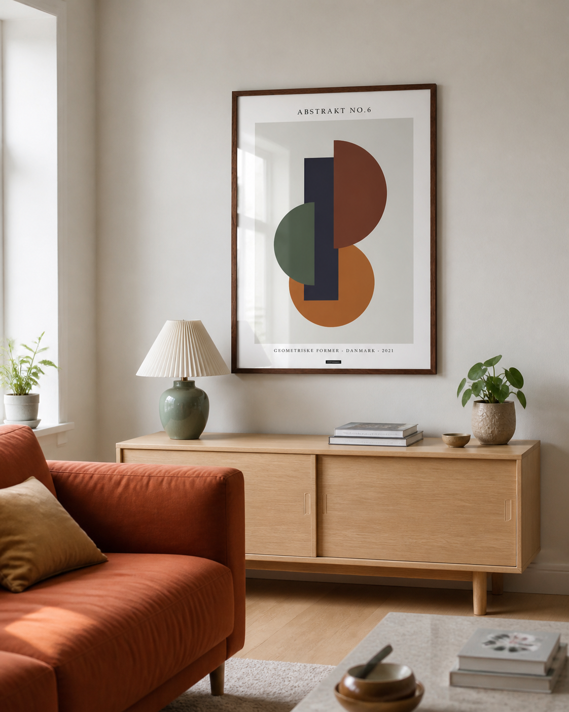 Miljøbillede med plakater i stuen
