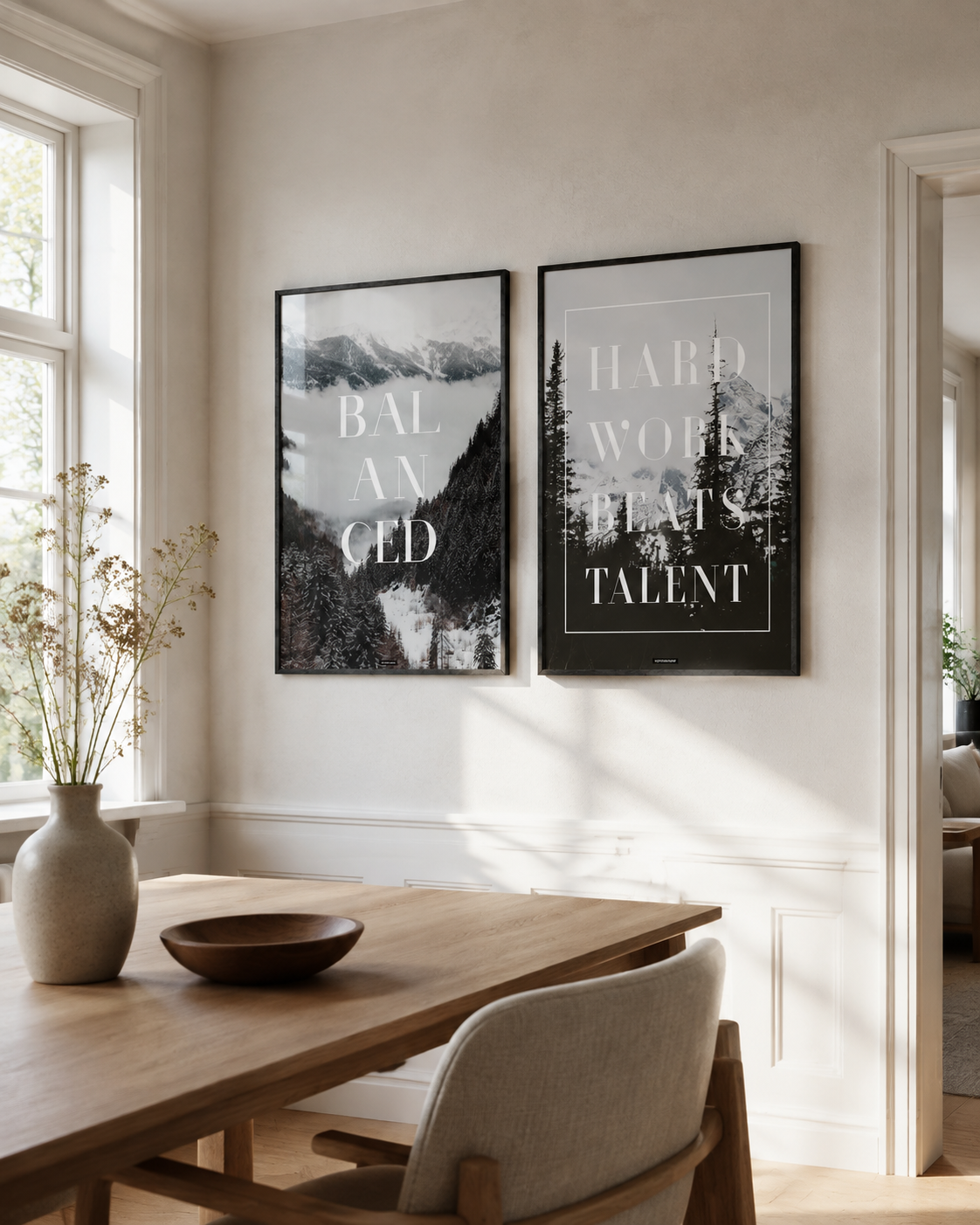 BALANCED og HARD WORK BEATS TALENT plakater side om side i en lys nordisk spisestue.