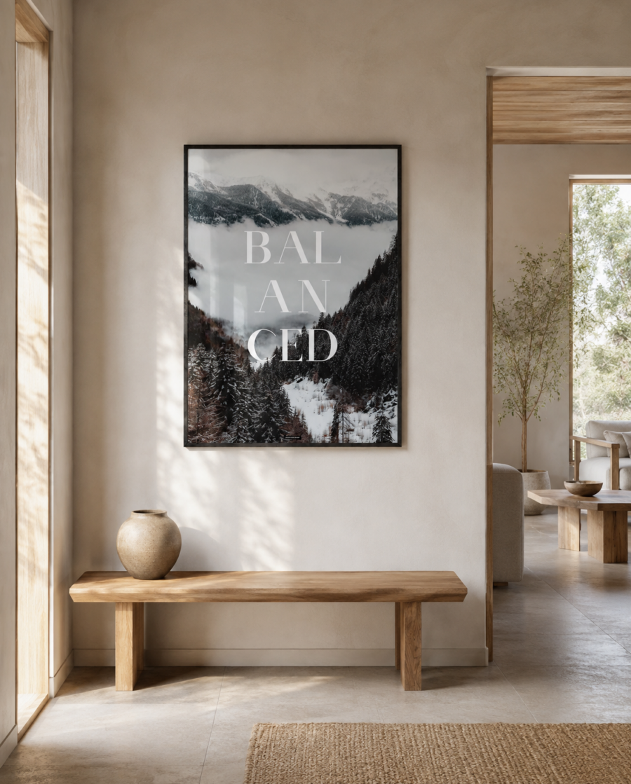 BALANCED plakat i et lyst nordisk hjem med naturligt dagslys og god rumdybde.
