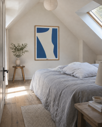BLUE SHAPES NO.1 plakat i et lyst nordisk hjem med naturligt dagslys og rumdybde.