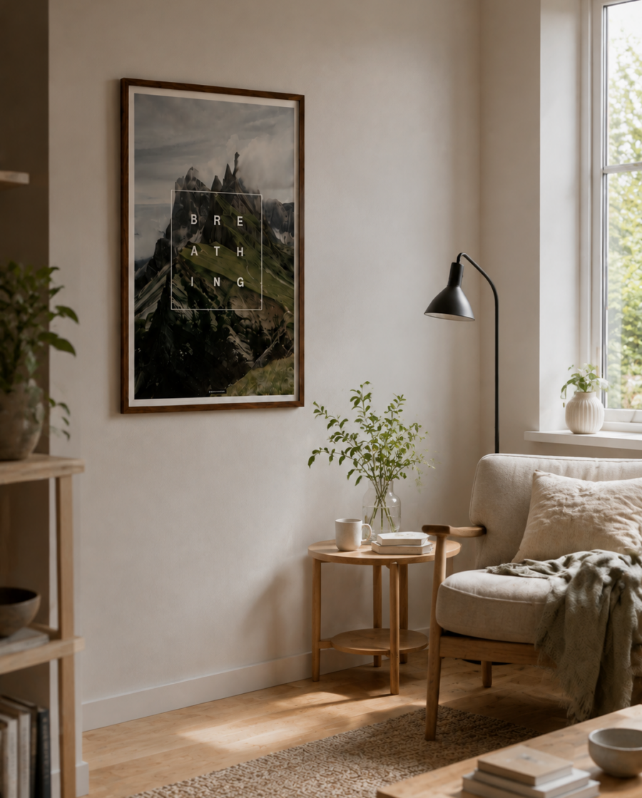 Breathing plakat med bjergmotiv i varm valnødderamme i et lyst nordisk læsehjørne