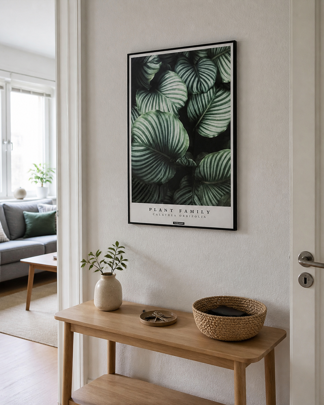 Miljøbillede med plakater i entréen