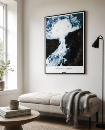 WATERFALL plakat i sort ramme over en lys bænk i en nordisk læsekrog med dagslys.