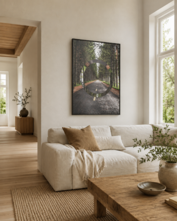 The Forest plakat i sort ramme over en sofa i en lys nordisk stue