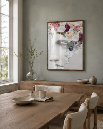 FLOWER SCULPTURE plakat i en lys nordisk spisestue med afdæmpede farver og naturligt dagslys