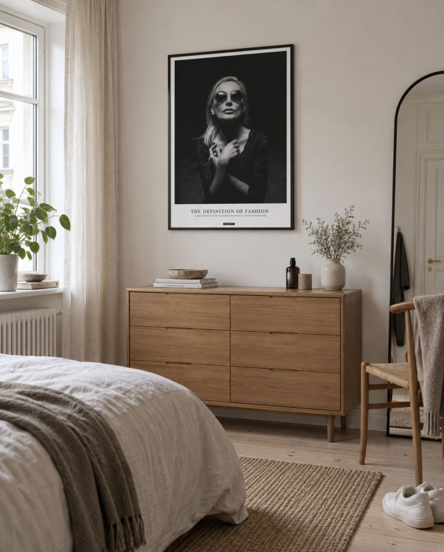 Fashion plakat i sort aluminiumsramme i et lyst dansk soveværelse