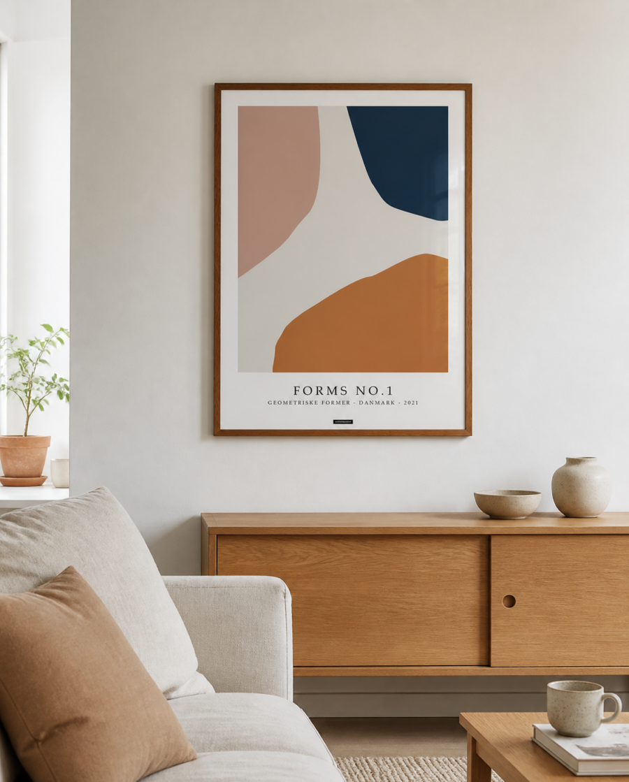 Forms No.1 plakat i egetraesramme hænger over et egetraesskab i en lys dansk stue med naturligt dagslys.