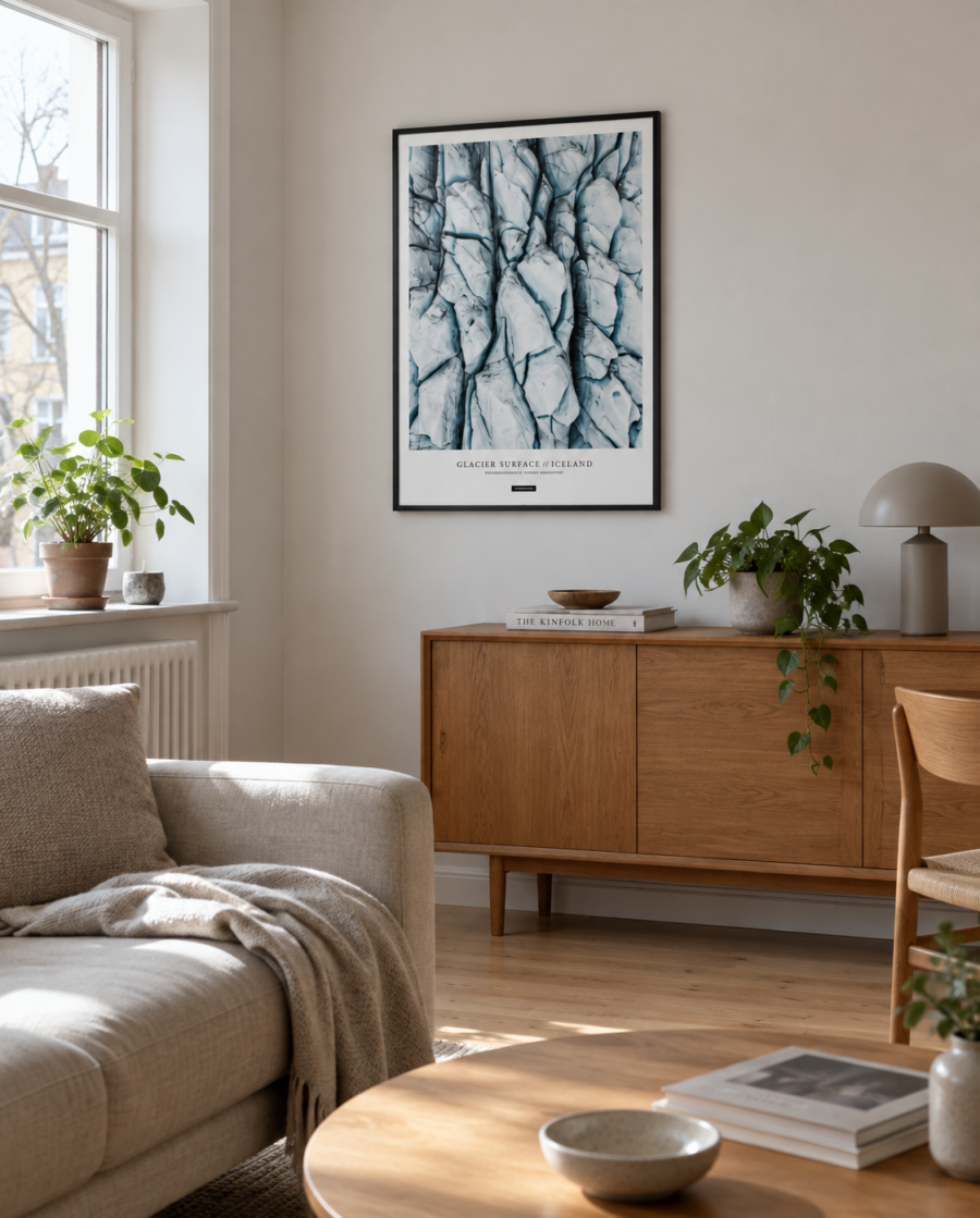Glacier Surface plakat i sort aluminiumsramme i en lys dansk stue