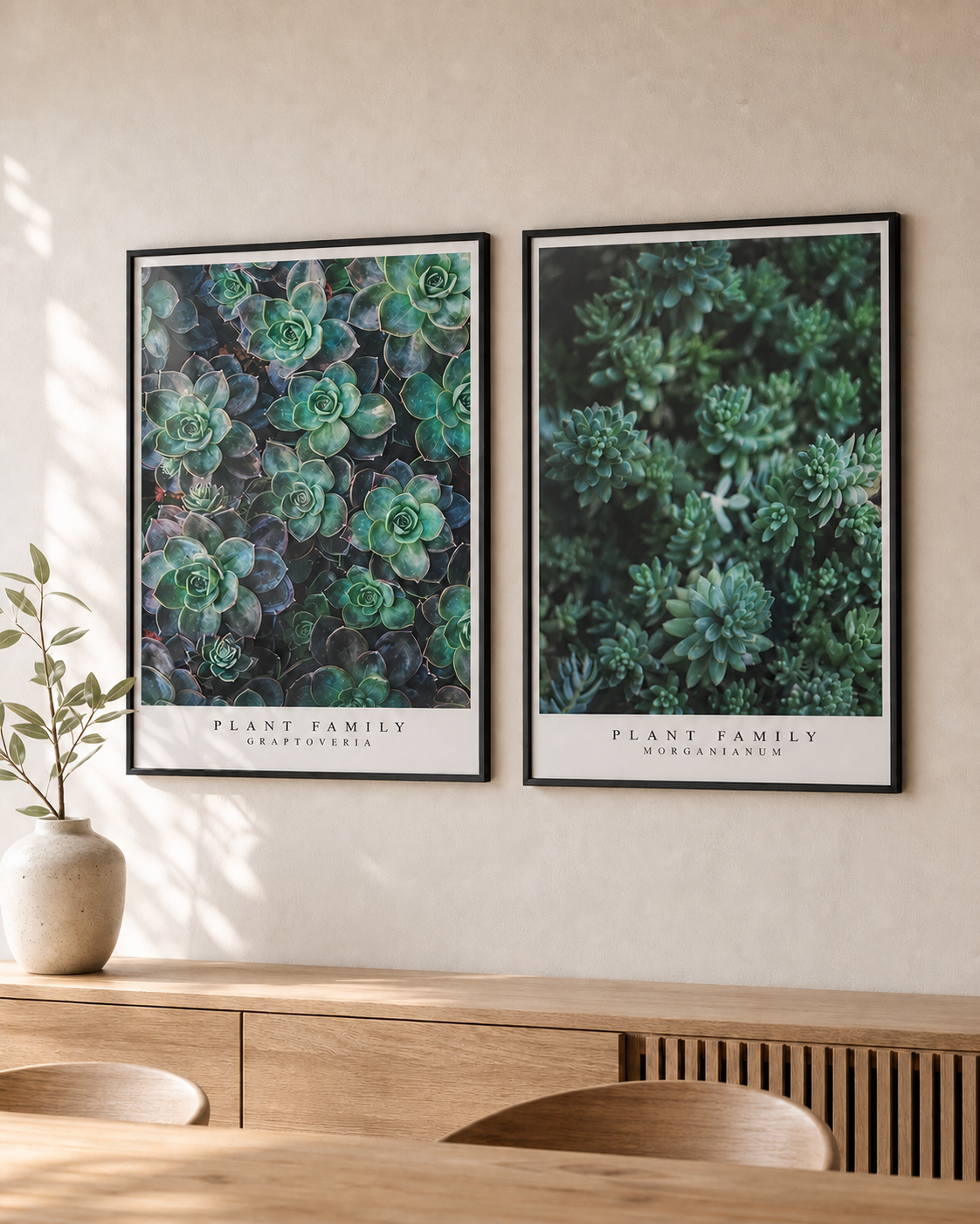 Miljøbillede med plakater til stuen i spisestuen