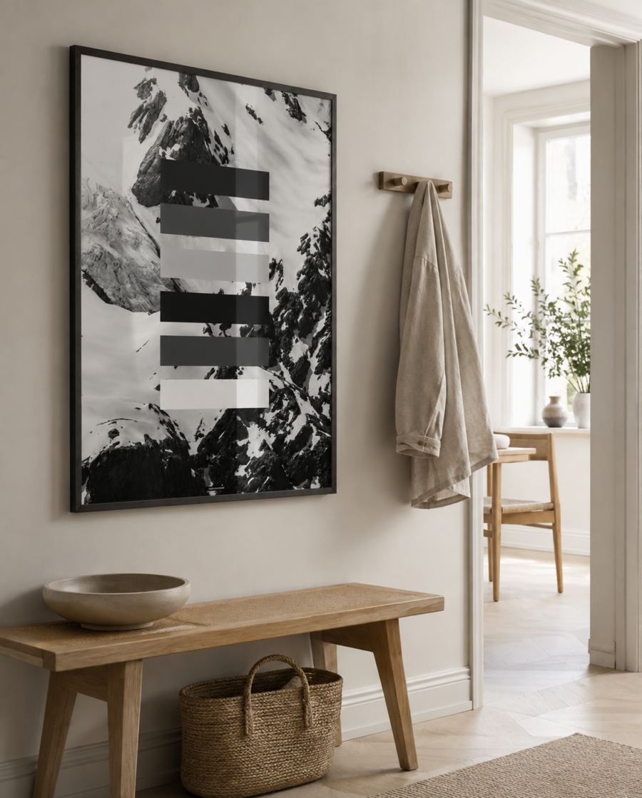 GREY SHADES plakat i et lyst nordisk miljø med naturligt dagslys.