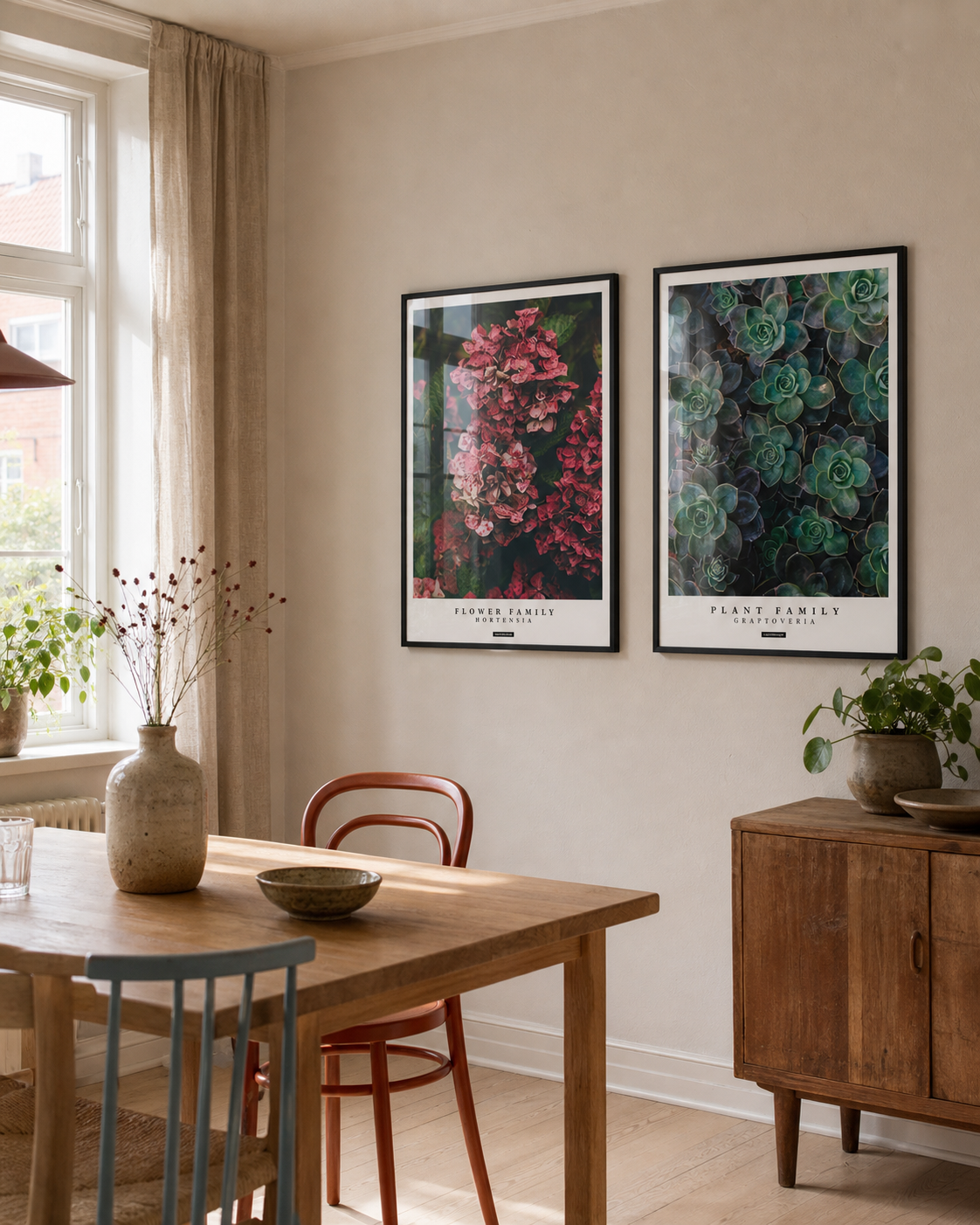 Miljøbillede med plakater til stuen i spisestuen