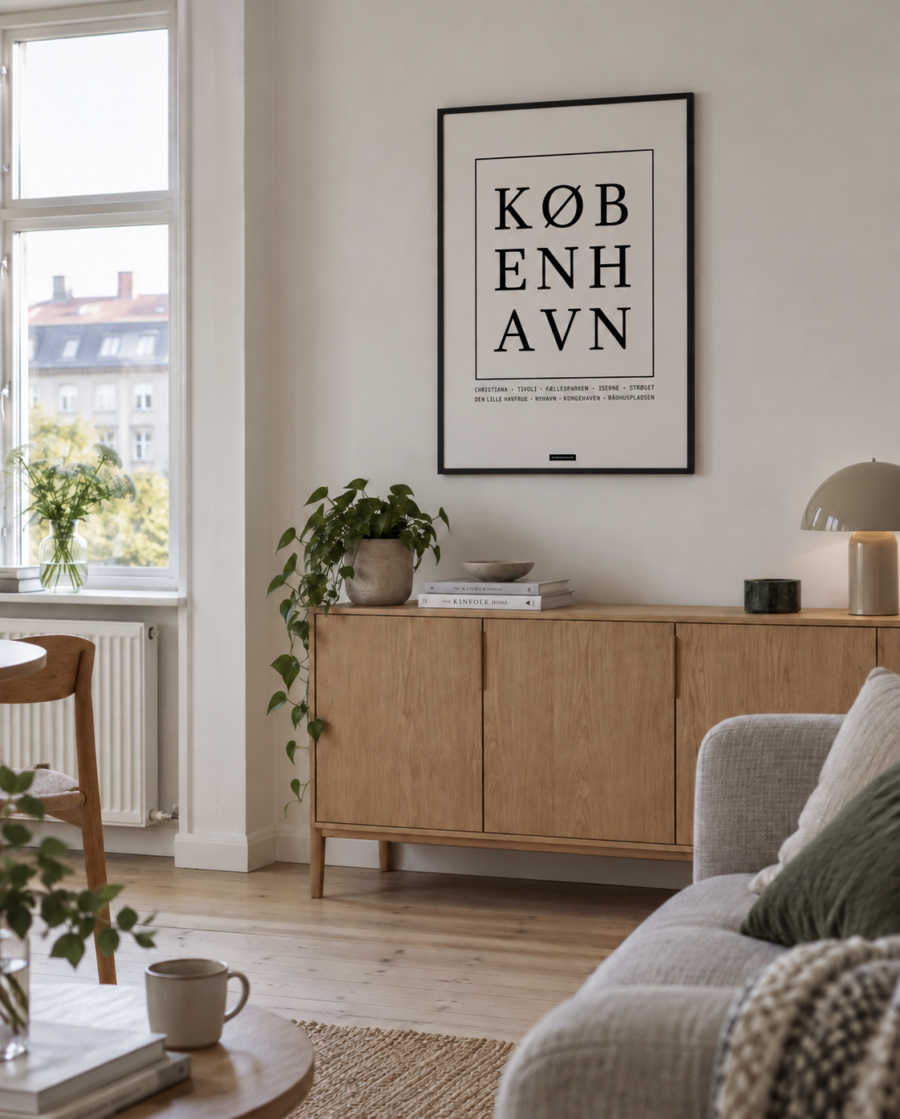 København plakat i sort aluminiumsramme i en lys dansk stue