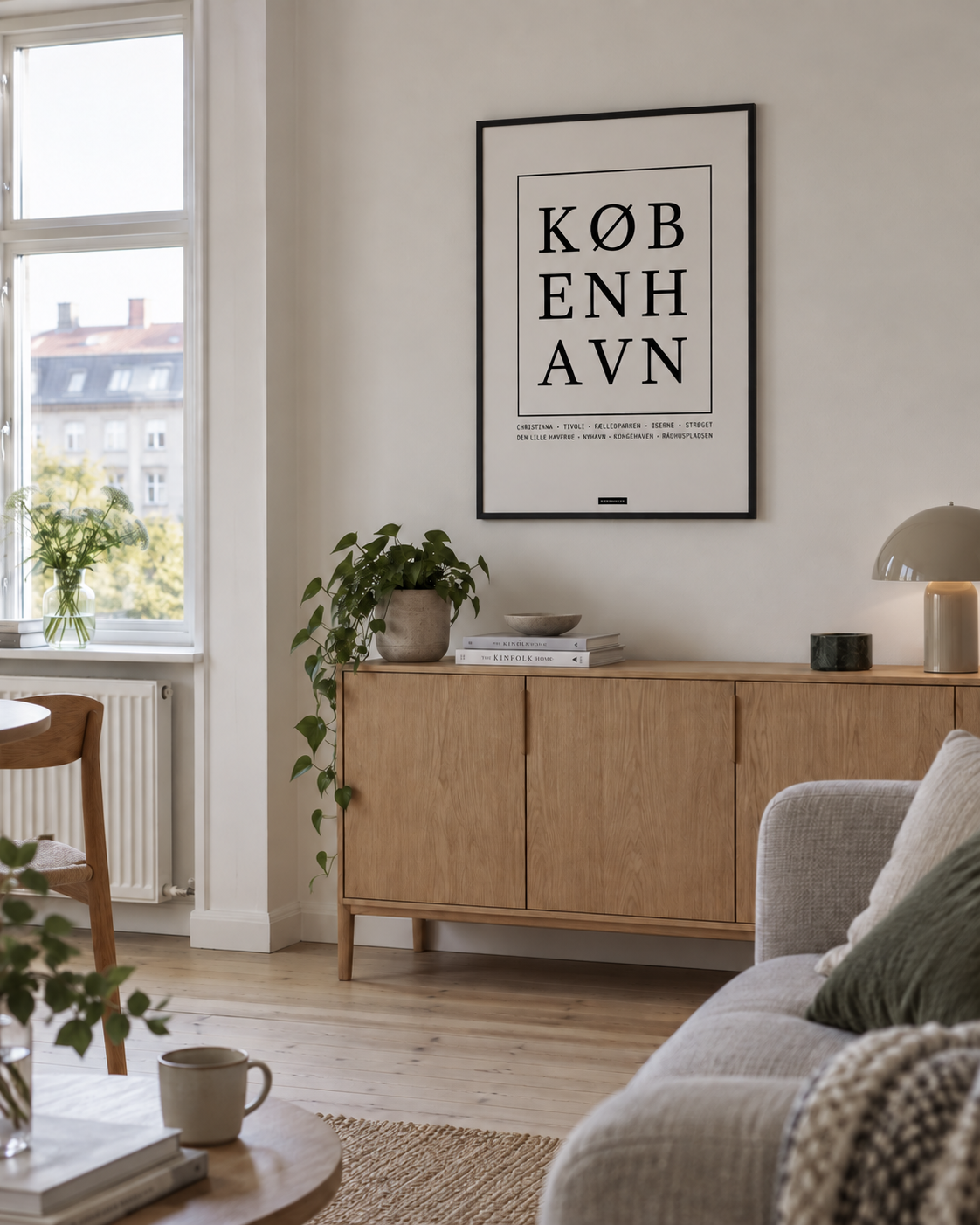 København plakat i sort aluminiumsramme i en lys dansk stue