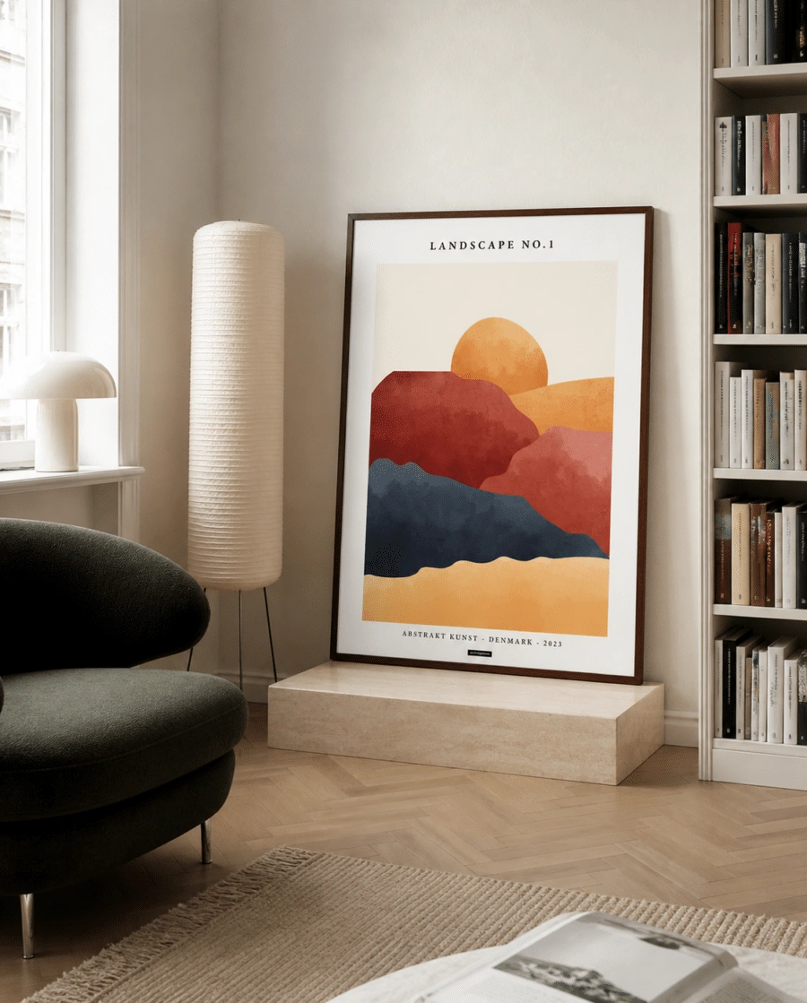 LANDSCAPE NO.1 plakat i valnødderamme i et lyst dansk bibliotek med travertinpodie, mørkegrøn lænestol, papirlampe og naturligt dagslys