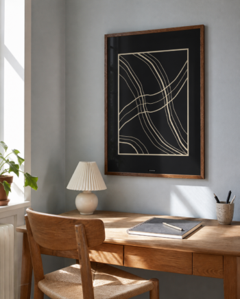 Lines No.3 plakat i egetraesramme hænger over et egetraesbord i et lyst dansk hjemmekontor med naturligt dagslys.