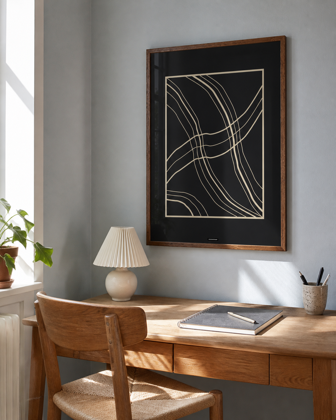Lines No.3 miljøbillede hero KASPERBENJAMIN Lines No.3 plakat i egetraesramme hænger over et egetraesbord i et lyst dansk hjemmekontor med naturligt dagslys.