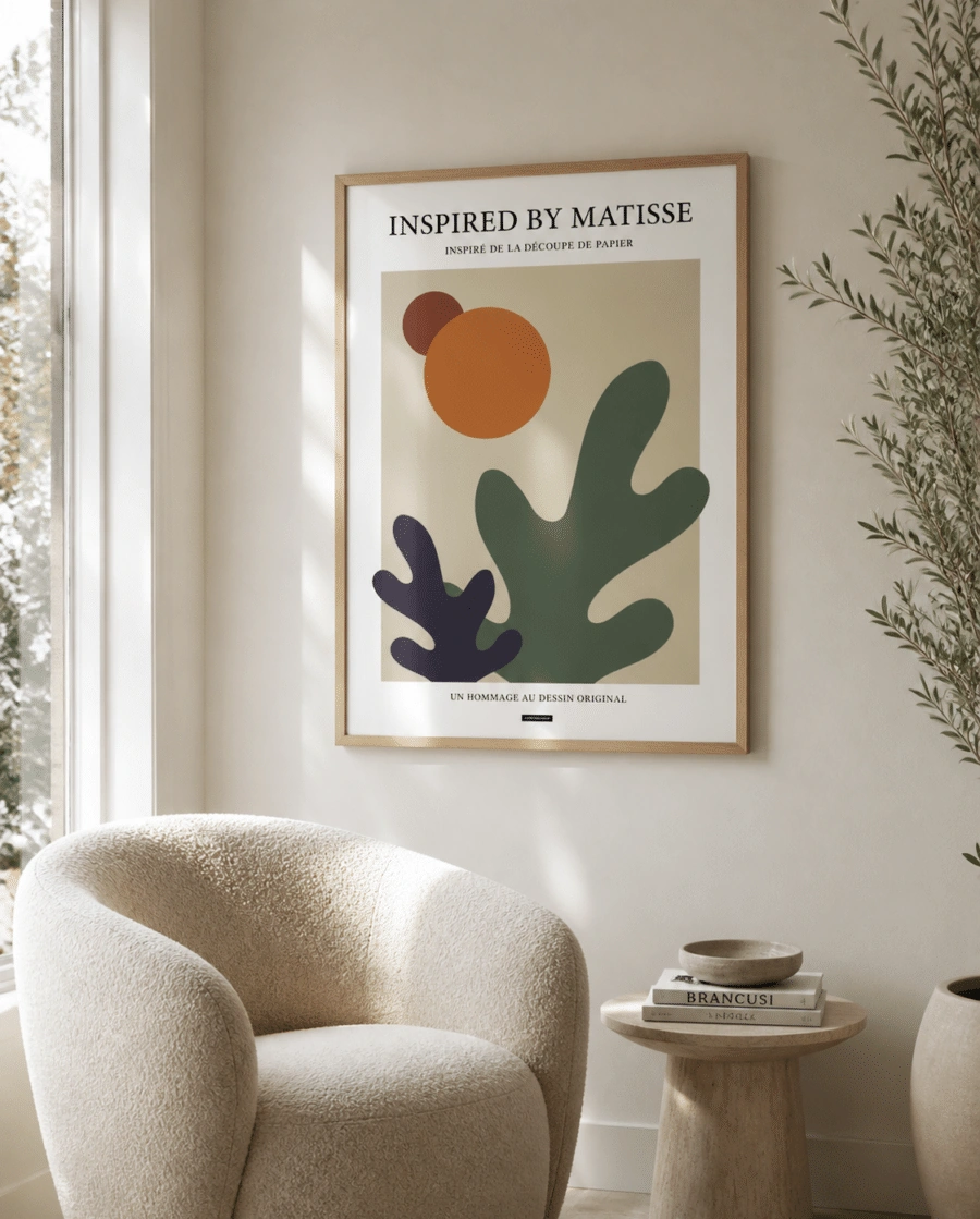 Matisse No.1 plakat i en lys egetræsræmme hænger over en blød stol i en lys dansk stue