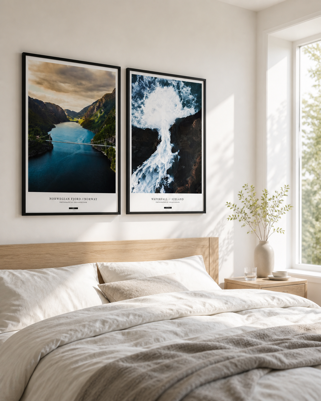 NORWEGIAN FJORD og WATERFALL plakater sammen i et lyst nordisk soveværelse med naturligt dagslys.