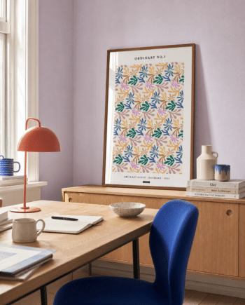 ORDINARY NO.1 plakat i valnøddefarvet ramme i et lyst dansk kontor med lavendelvæg, egetræsbord, blå stol og naturligt dagslys