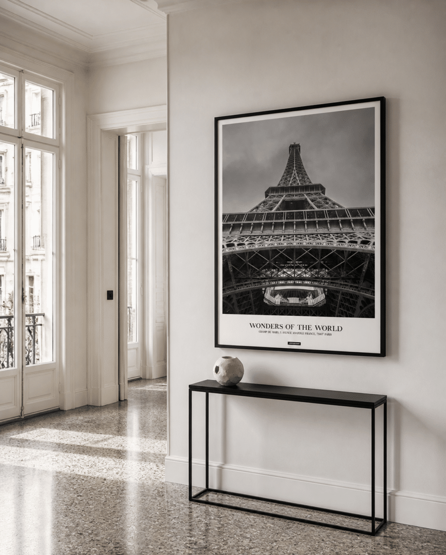 Paris plakat med Eiffeltårnet i sort ramme i en lys entré med konsolbord