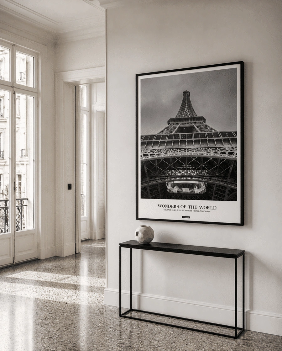 Paris plakat med Eiffeltårnet i sort ramme i en lys entré med konsolbord