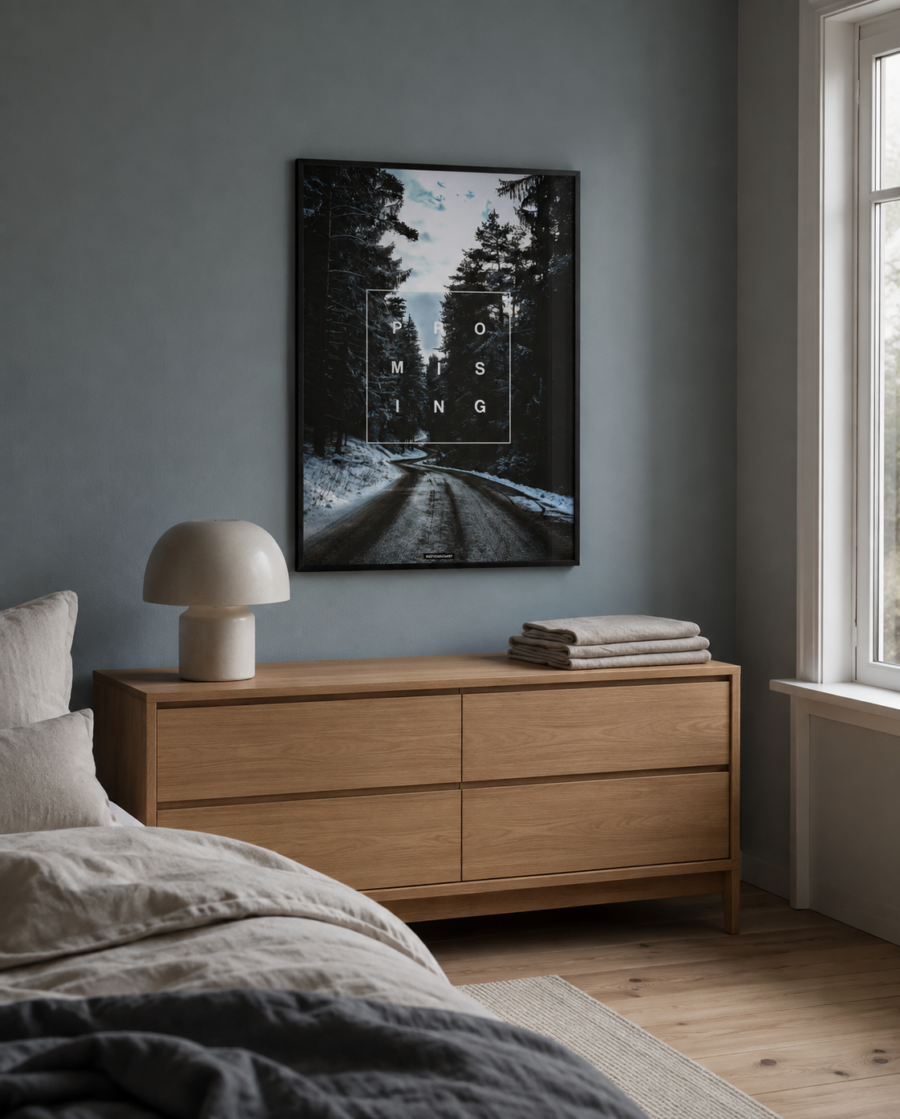 Promising plakat i sort ramme i et nordisk soveværelse