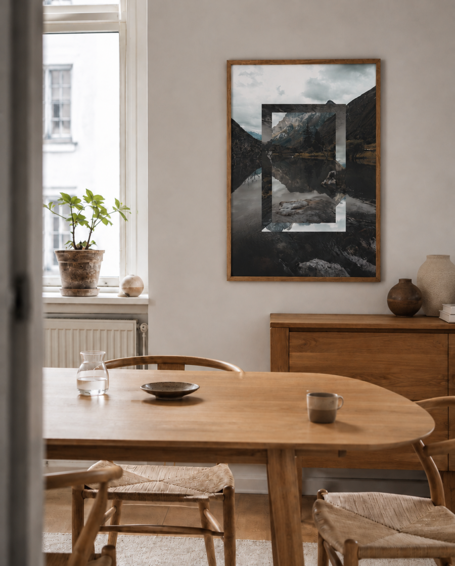 Reverse Nature plakat i egetræsramme i en lys dansk spisestue