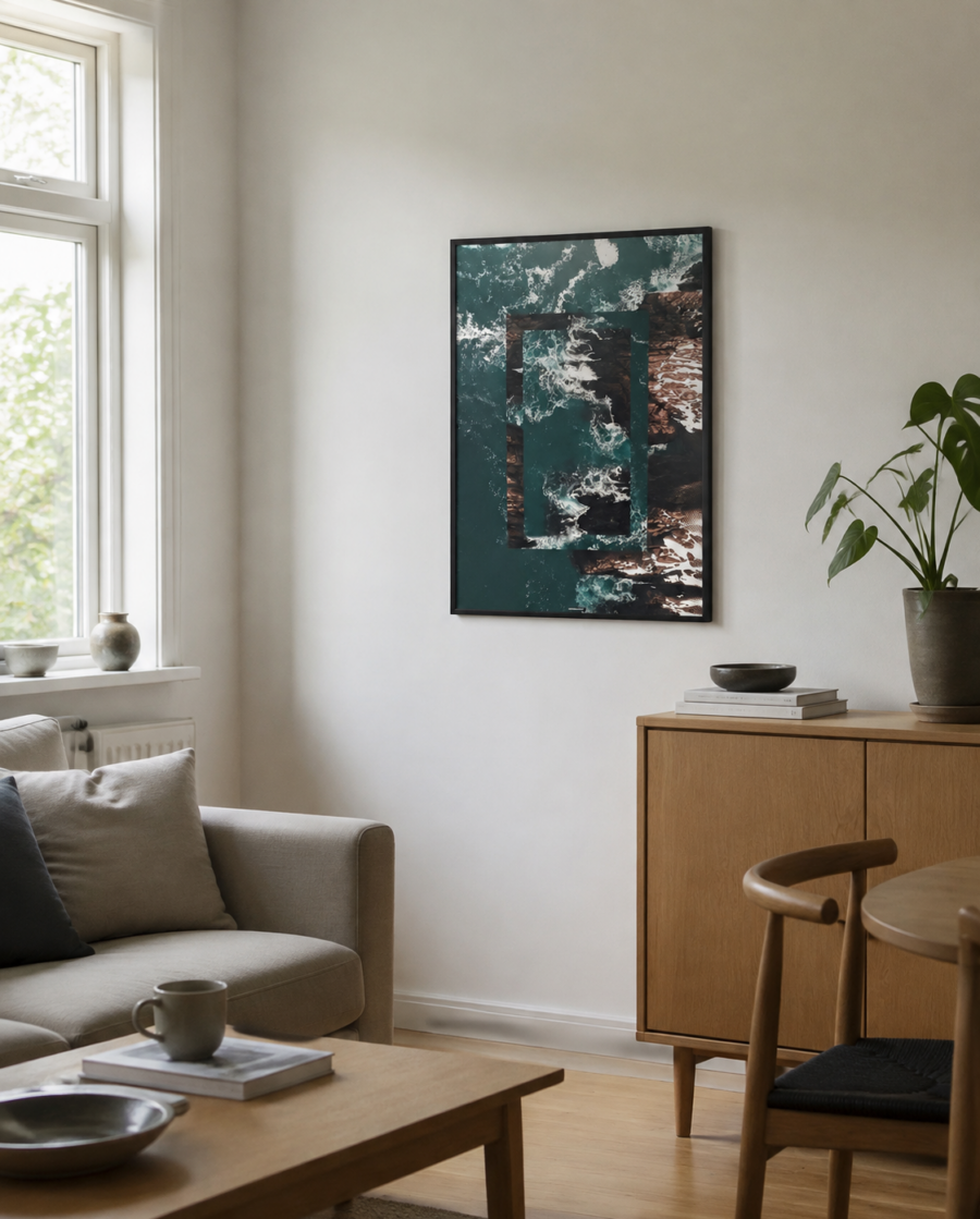 Reverse Ocean plakat i sort ramme i en lys dansk stue med naturligt dagslys