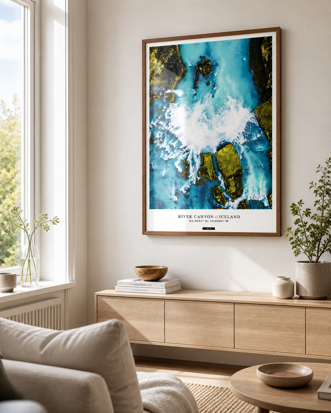 RIVER CANYON plakat i egetræsramme over en lys skænk i en nordisk stue med dagslys.
