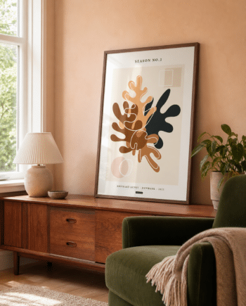 SEASON NO.2 plakat i valnøddefarvet ramme i en lys dansk stue med ferskenfarvet væg, grøn lænestol og dagslys