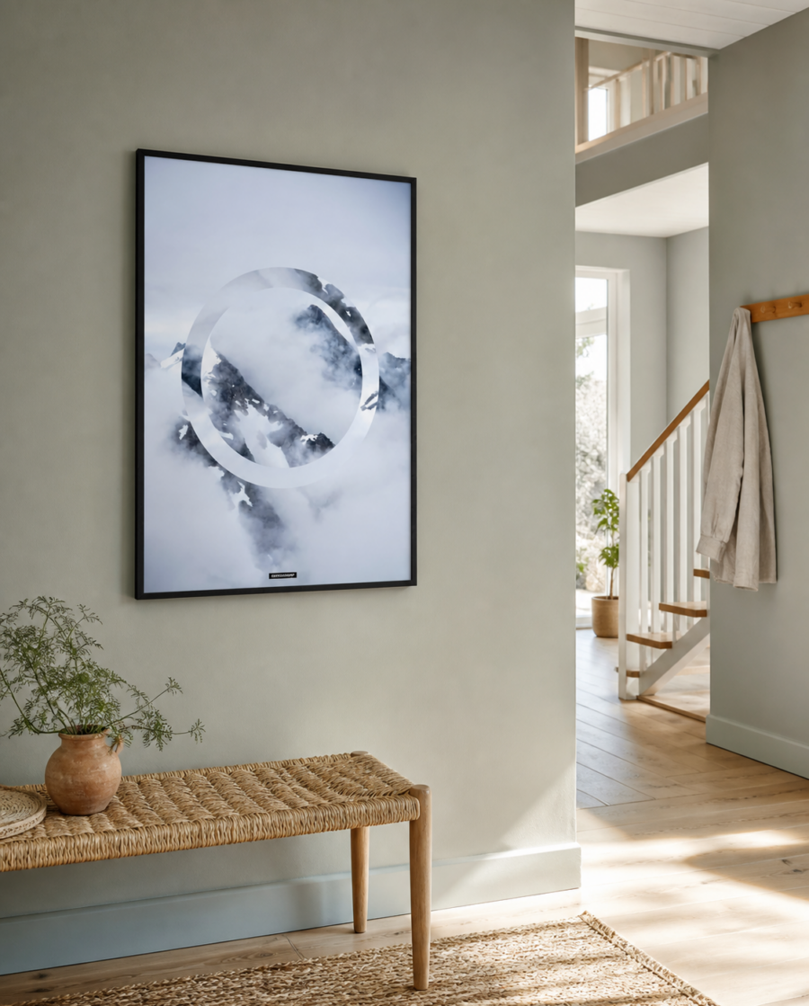 SKY HIGH II plakat i en lys nordisk entré med trappe, bænk og naturligt dagslys